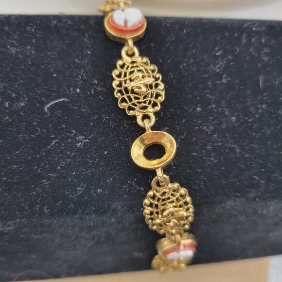 VINTAGE Cameo Fleur de Lis Bracelet Gold Tone Lace Victorian Shell Silhouette - Picture 7 of 7